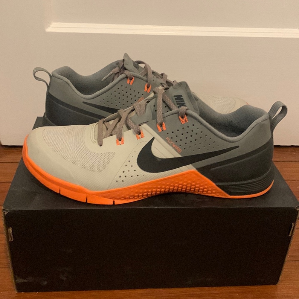SUPER RARE. METCON 1 LUNAR GREY/TTL ORNG-TMBLD. Was not released in the US. Used
